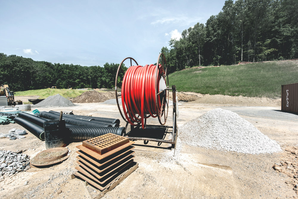 Professionell installation av byggström på byggarbetsplats. Säker elförsörjning för maskiner, verktyg och byggprojekt